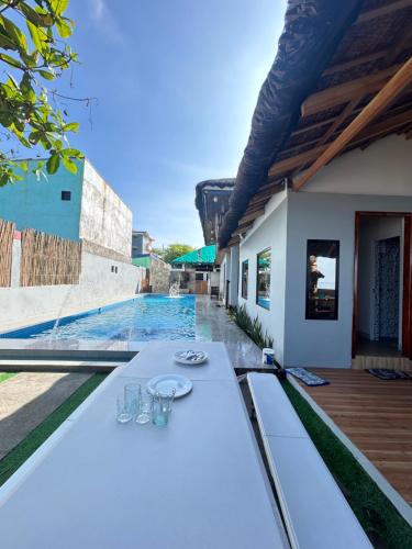 50pax private Beachfront Villa with pool in บูกานา