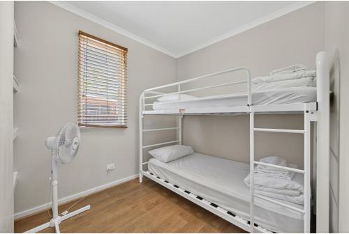 1 double bed, 1 bunk bed