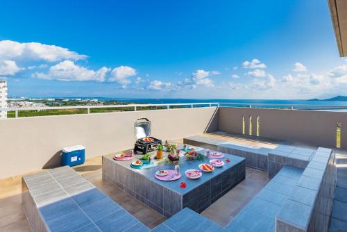12階絶景オーシャンビュー サウナジャグジー付 BBQ可 最大6名 parking2台無料 P117 in Yonabaru