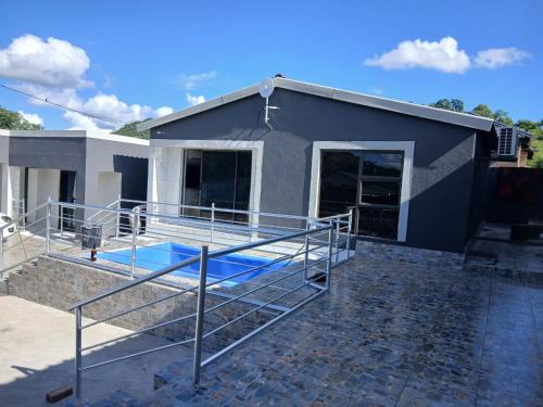 Peldbaseins, Baraba's guest house in Nsikazi