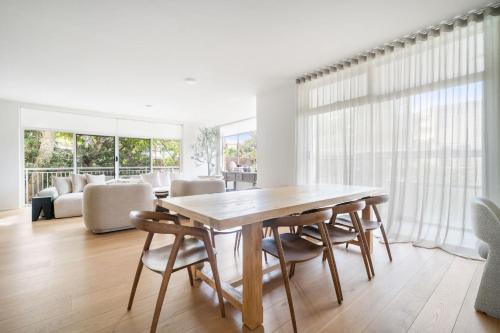 Designer Living in Darling Point with Parking in Darling Point