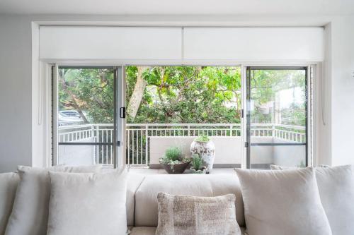 Designer Living in Darling Point with Parking - image 9