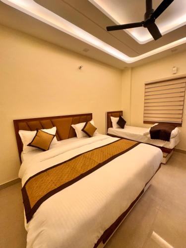 Hotel RK Palace - Near Bankey Bihari and Prem Mandir - Wadgaon