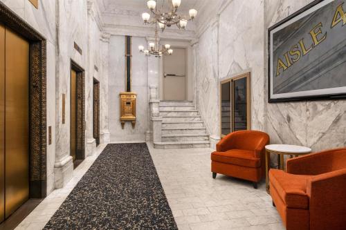 Hampton Inn Majestic Chicago Theatre District - image 11