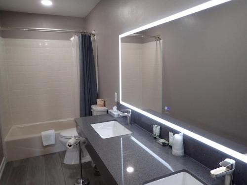 Lamp Liter Inn - image 3