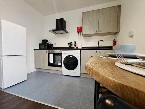 Konyha, Modern 1BR Business Stay with Fast WiFi in Bury