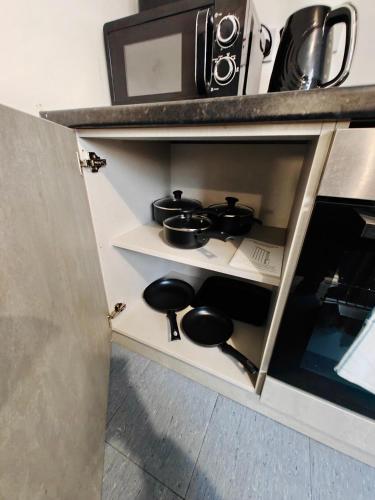 Konyha, Modern 1BR Business Stay with Fast WiFi in Bury