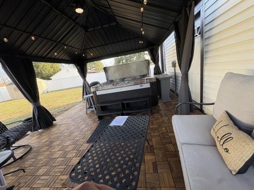 . Serene Corner Cottage with Hot Tub home