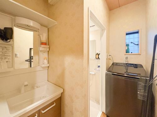 Heart Inn Double bathroom 11 guests Direct access to Kansai Airport 5min walk from the station Freewifi
