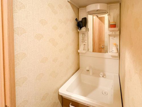 Heart Inn Double bathroom 11 guests Direct access to Kansai Airport 5min walk from the station Freewifi