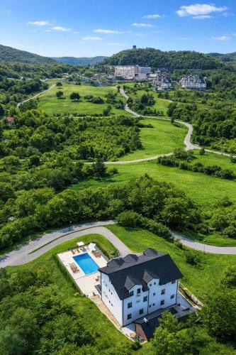Green panorama Vrdnik in เวิร์ดนิค