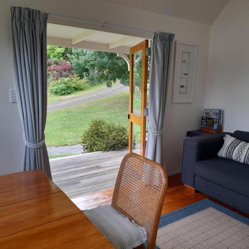 Iekārtas, Okuti Country Cottage, a private and peaceful retreat in Little River