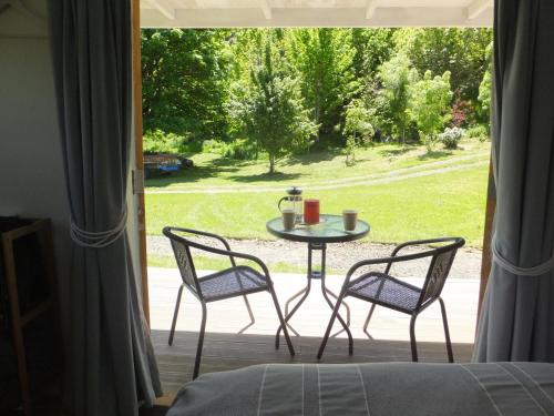 Balkons/terase, Okuti Country Cottage, a private and peaceful retreat in Little River