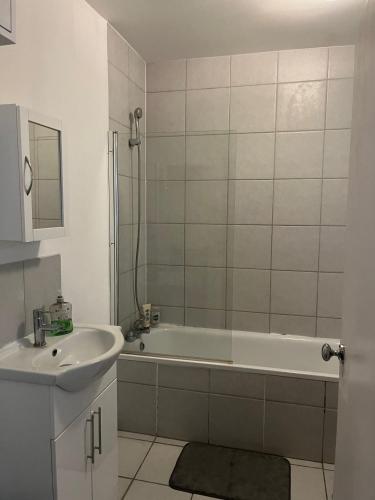 Luxurious 4 Bedroom Apartment in Heart of London 