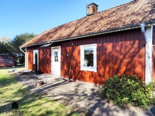 . Charming red cottage in Vaderstad SE10024