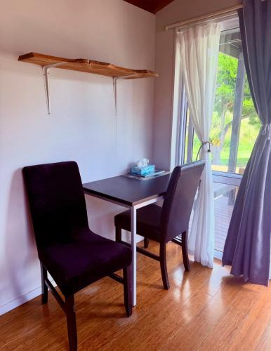 设施服务, Cabins on beach road in 凯库拉