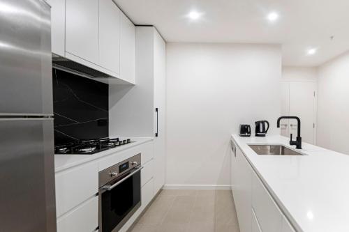 kuhinja, Modern 2BR Free parking near Olympic park in Dundas Valley
