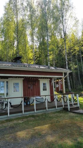 . Saunamökki järven rannalla