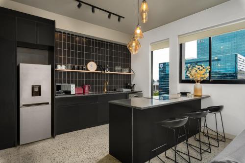 Designer CBD Retreat with Rooftop Pool and Deck - image 8