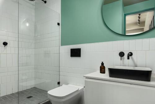 Designer CBD Retreat with Rooftop Pool and Deck - image 7