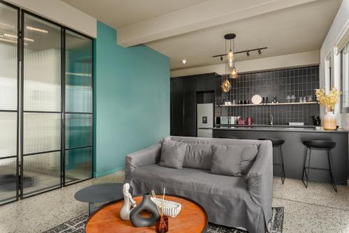 Designer CBD Retreat with Rooftop Pool and Deck - image 9