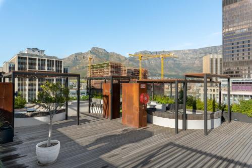 Designer CBD Retreat with Rooftop Pool and Deck - image 13