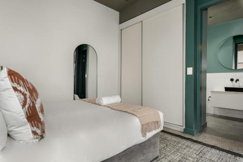 Designer CBD Retreat with Rooftop Pool and Deck - image 5