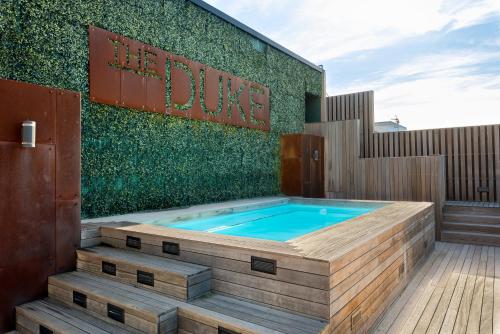 Designer CBD Retreat with Rooftop Pool and Deck - image 3