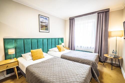 2 twin beds