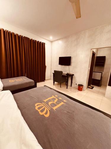 1 queen bed, 1 twin bed