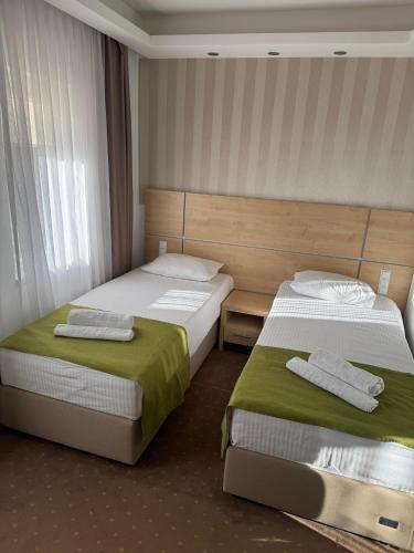 2 twin beds