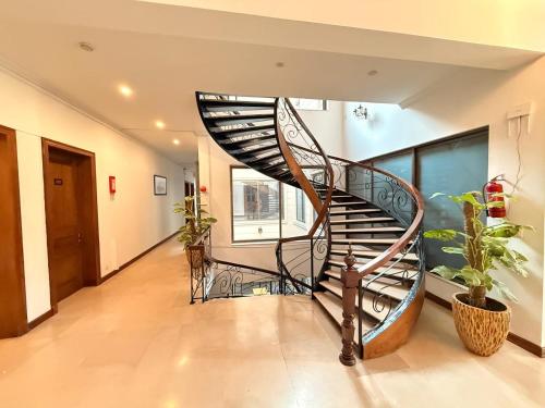 Rhodium Elite Hotel – Islamabad, OH
