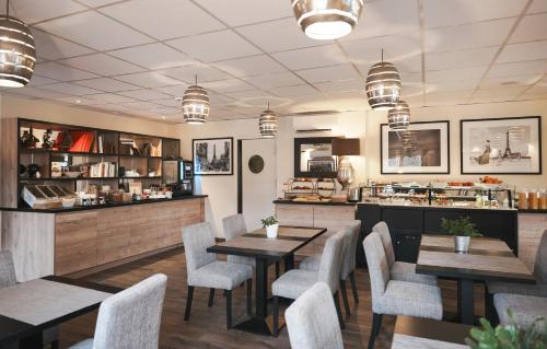 Food and beverages, Brit Hotel Confort Orly Morangis in Morangis