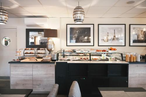 Food and beverages, Brit Hotel Confort Orly Morangis in Morangis