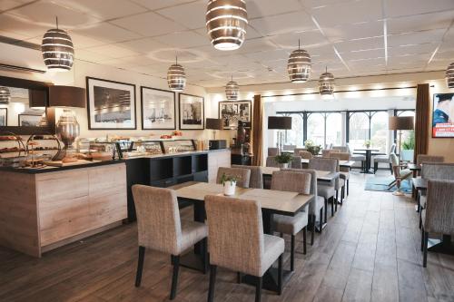 Food and beverages, Brit Hotel Confort Orly Morangis in Morangis