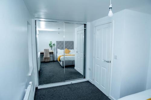 1 minute walk to Liverpool Stadium Free Private Parking, Anfield Liverpool Entire House, Liverpool (photo 5)