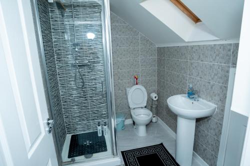 1 minute walk to Liverpool Stadium Free Private Parking, Anfield Liverpool Entire House, Liverpool (photo 3)