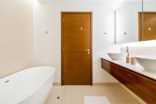 Elegant 3BR with Maids Room City Walk Dubai - image 9