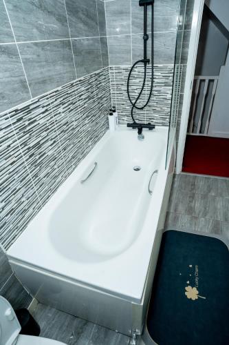 1 minute walk to Liverpool Stadium Free Private Parking, Anfield Liverpool Entire House, Liverpool (photo 8)
