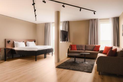 1 queen bed, 1 sofa bed