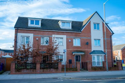 1 minute walk to Liverpool Stadium Free Private Parking, Anfield Liverpool Entire House, Liverpool (photo 6)
