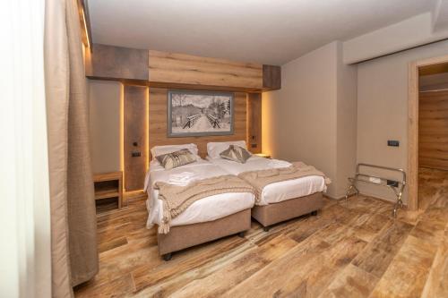 1 queen bed, 1 twin bed