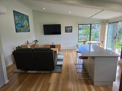 Közös társalgó / TV, Escape to Serenity in Penna, Australias Hidden Gem in Midway Point