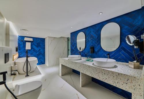 Bathroom, Ramada Hotel & Suites By Wyndham Dubai JBR in Dubai