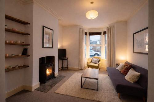 Two Bedroom Home - On street parking available gîte à louer Stapleton Road Railway Station