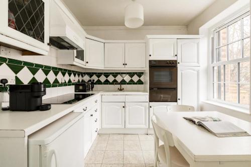 Well-Located 2-Bedroom Flat in Chelsea - image 13