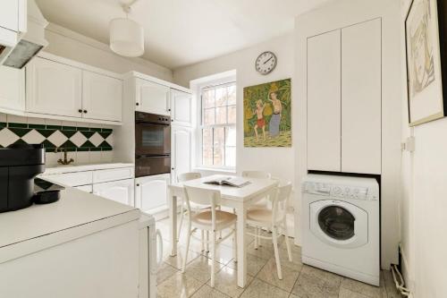 Well-Located 2-Bedroom Flat in Chelsea - image 7