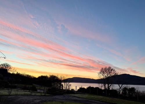 Oaktree Cottage, overlooking Loch Fyne in 史特拉徹