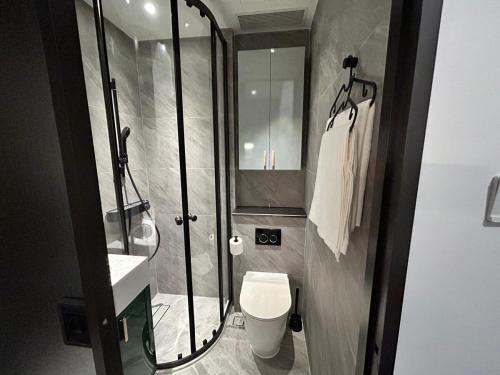 淋浴間, Villa Belgravia Kowloon, near MTR in 深水埗