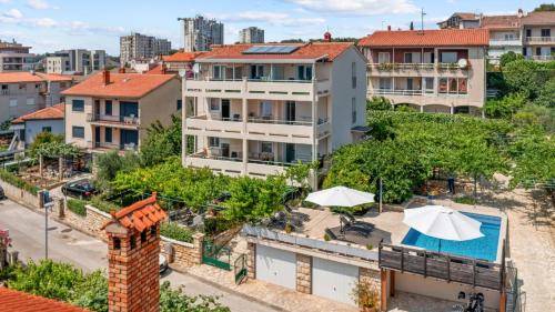 Apartment Petrinic-Sea View & Pool by Villas Guide - Location saisonnière - Veruda